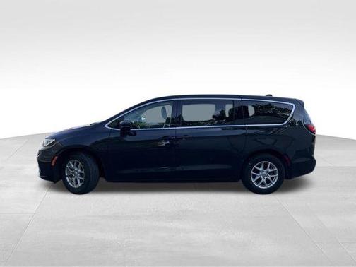 Brilliant Black Crystal Pearlcoat 2023 Chrysler Pacifica Touring-L