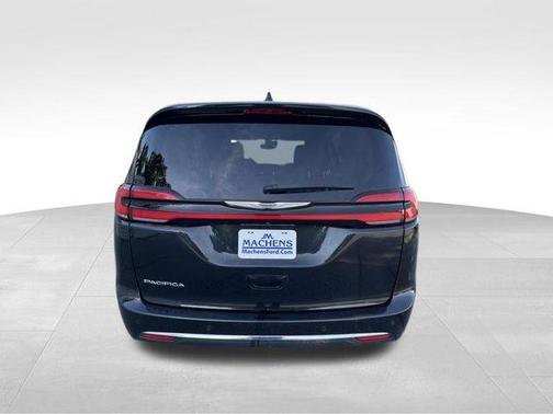 Brilliant Black Crystal Pearlcoat 2023 Chrysler Pacifica Touring-L