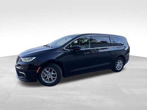 Brilliant Black Crystal Pearlcoat 2023 Chrysler Pacifica Touring-L