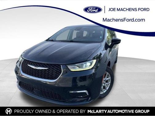 Brilliant Black Crystal Pearlcoat 2023 Chrysler Pacifica Touring-L