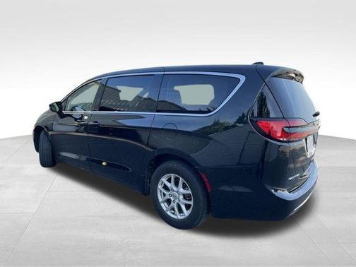 Brilliant Black Crystal Pearlcoat 2023 Chrysler Pacifica Touring-L