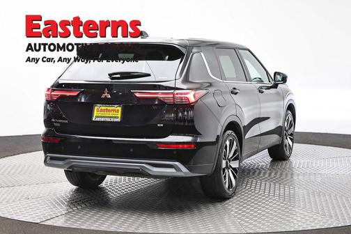 Black 2025 Mitsubishi Outlander SE