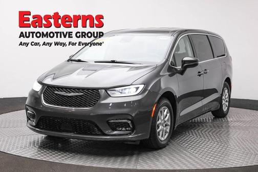 Granite Crystal Clearcoat Metallic 2023 Chrysler Pacifica Touring-L