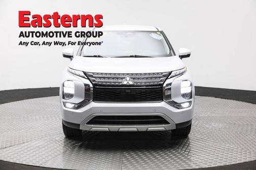 White 2024 Mitsubishi Outlander SE