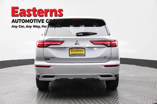 White 2024 Mitsubishi Outlander SE