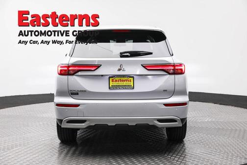 White 2024 Mitsubishi Outlander SE