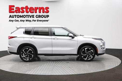 White 2024 Mitsubishi Outlander SE