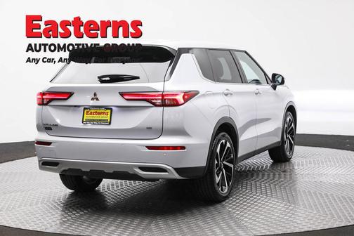 White 2024 Mitsubishi Outlander SE