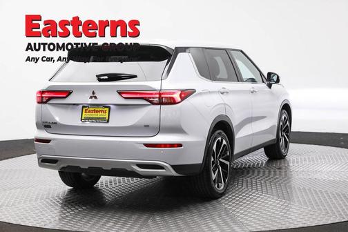 White 2024 Mitsubishi Outlander SE