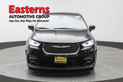 Brilliant Black Crystal Pearlcoat 2023 Chrysler Pacifica Touring-L