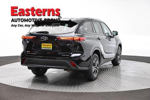 Midnight Black Metallic 2021 Toyota Highlander XLE