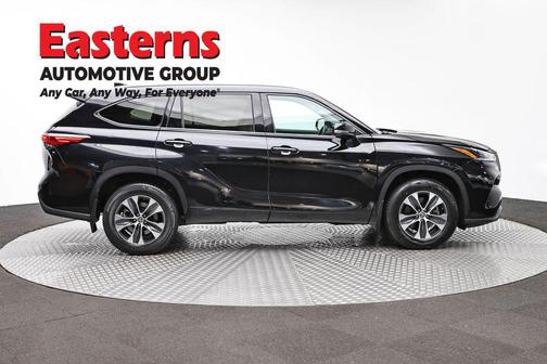 Midnight Black Metallic 2021 Toyota Highlander XLE
