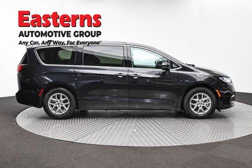 Brilliant Black Crystal Pearlcoat 2023 Chrysler Pacifica Touring-L