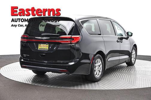 Brilliant Black Crystal Pearlcoat 2023 Chrysler Pacifica Touring-L