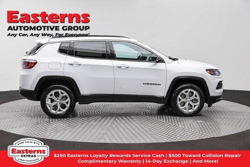 Bright White Clearcoat 2024 Jeep Compass Latitude