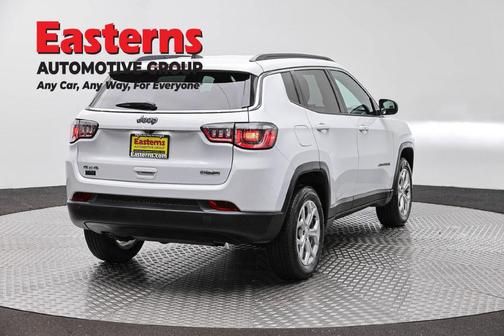Bright White Clearcoat 2024 Jeep Compass Latitude