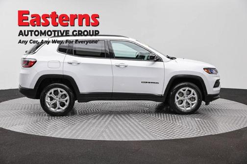 Bright White Clearcoat 2024 Jeep Compass Latitude