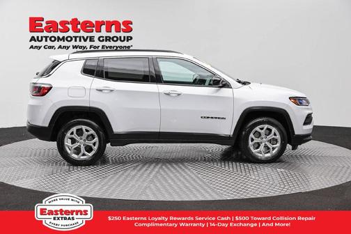 Bright White Clearcoat 2024 Jeep Compass Latitude