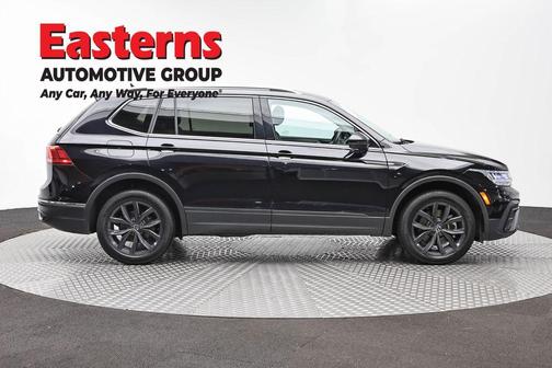 Deep Black Pearl Effect 2024 Volkswagen Tiguan 2.0T SE