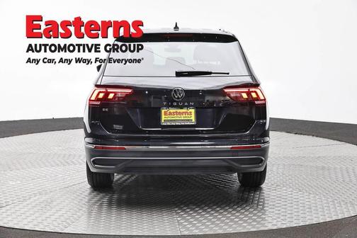 Deep Black Pearl Effect 2024 Volkswagen Tiguan 2.0T SE