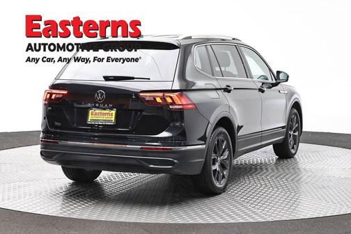 Deep Black Pearl Effect 2024 Volkswagen Tiguan 2.0T SE