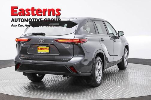 Gray 2024 Toyota Highlander LE