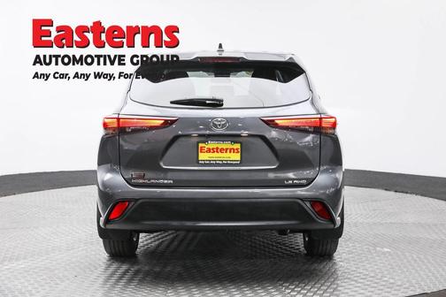 Gray 2024 Toyota Highlander LE