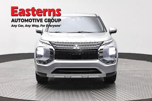 Silver 2023 Mitsubishi Outlander SE