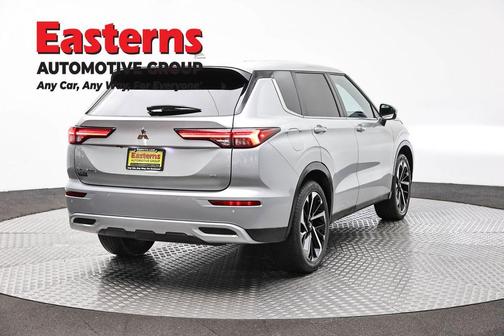 Silver 2023 Mitsubishi Outlander SE