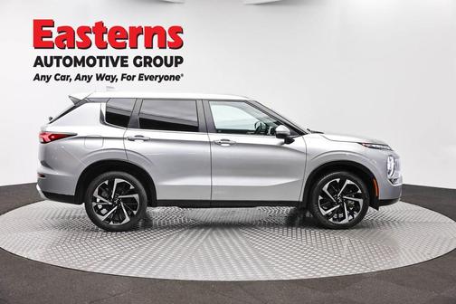 Silver 2023 Mitsubishi Outlander SE
