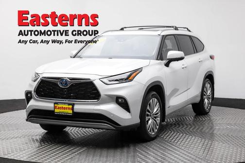 Pearl 2024 Toyota Highlander Hybrid Platinum