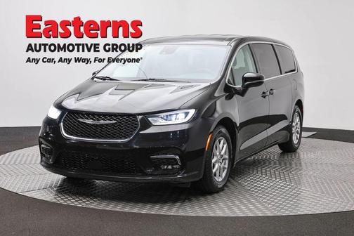 Brilliant Black Crystal Pearlcoat 2023 Chrysler Pacifica Touring-L