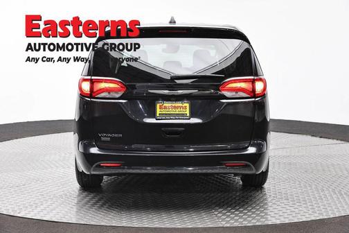 Brilliant Black Crystal Pearlcoat 2024 Chrysler Voyager LX