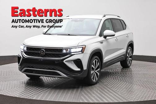 Pure White 2024 Volkswagen Taos 1.5T SE