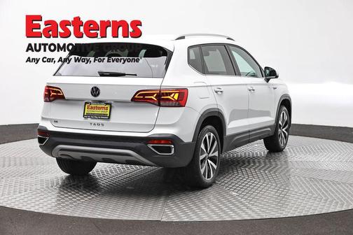 Pure White 2024 Volkswagen Taos 1.5T SE