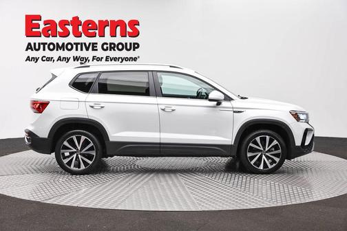 Pure White 2024 Volkswagen Taos 1.5T SE