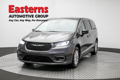 Granite Crystal Clearcoat Metallic 2023 Chrysler Pacifica Touring-L