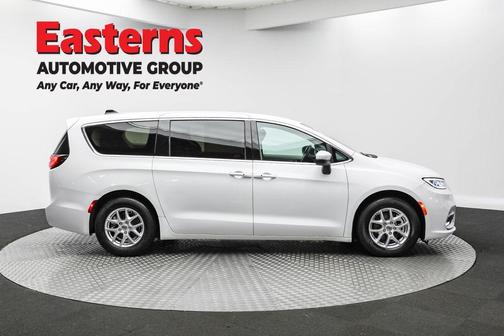 2023 Chrysler Pacifica Touring-L