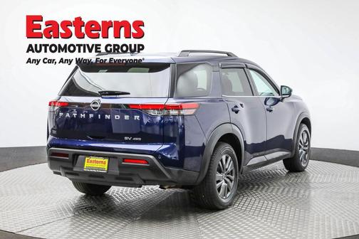 2022 Nissan Pathfinder SV