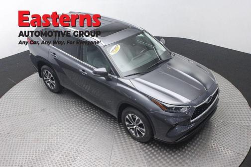 Gray 2022 Toyota Highlander Hybrid XLE