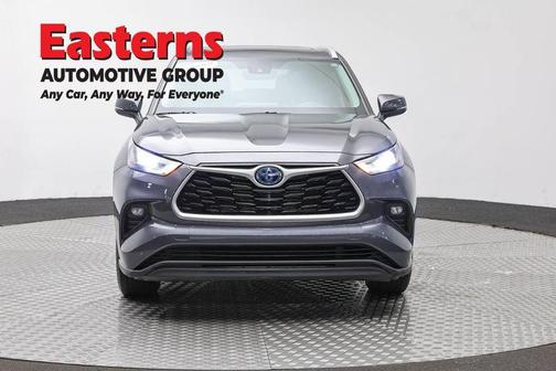 Gray 2022 Toyota Highlander Hybrid XLE