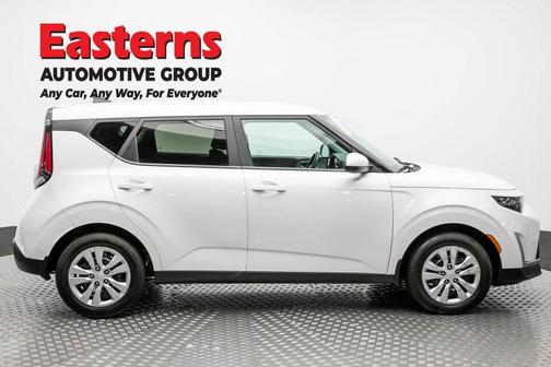 Snow White Pearl 2023 Kia Soul LX