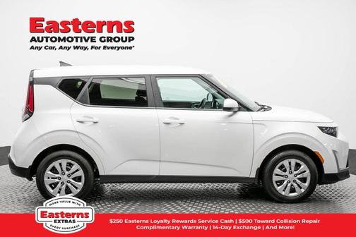 Snow White Pearl 2023 Kia Soul LX
