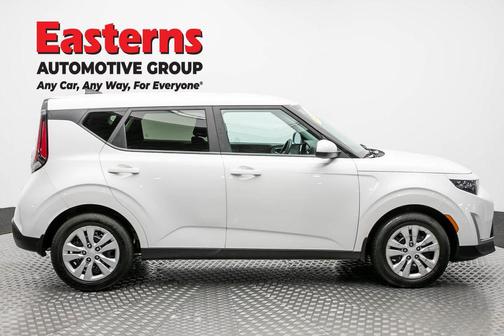 Snow White Pearl 2023 Kia Soul LX