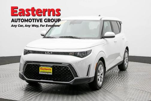 Snow White Pearl 2023 Kia Soul LX