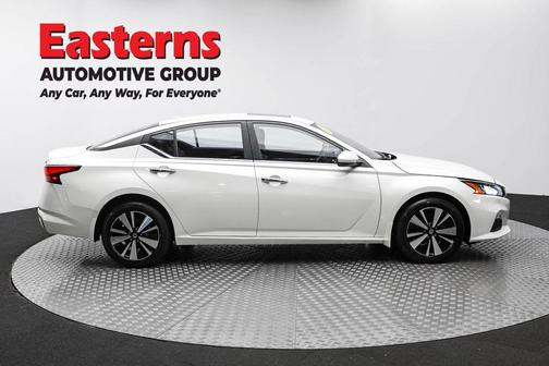 White 2022 Nissan Altima 2.5 SV