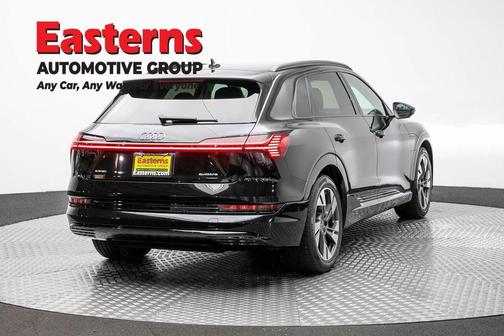 Mythos Black Metallic 2021 Audi e-tron Premium
