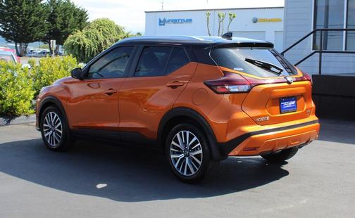 Monarch Orange Metallic/Super Black 2022 Nissan Kicks SV