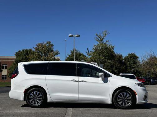 2022 Chrysler Pacifica Hybrid Touring L
