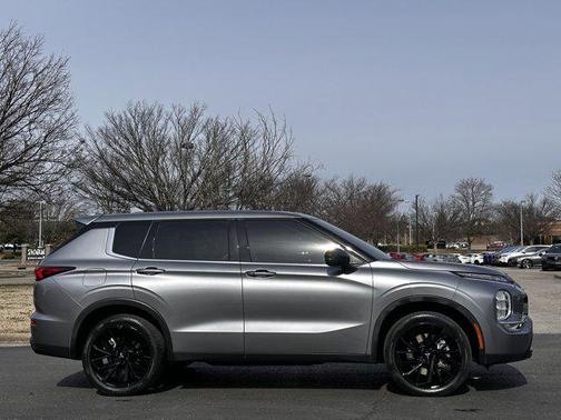 2022 Mitsubishi Outlander Black Edition 2WD